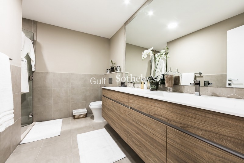 Beautifully Upgraded Vacant 2 Bed Type D