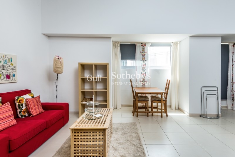 With Pool, Five Bedroom Legacy Villa Jumeirah Park Er R 14696