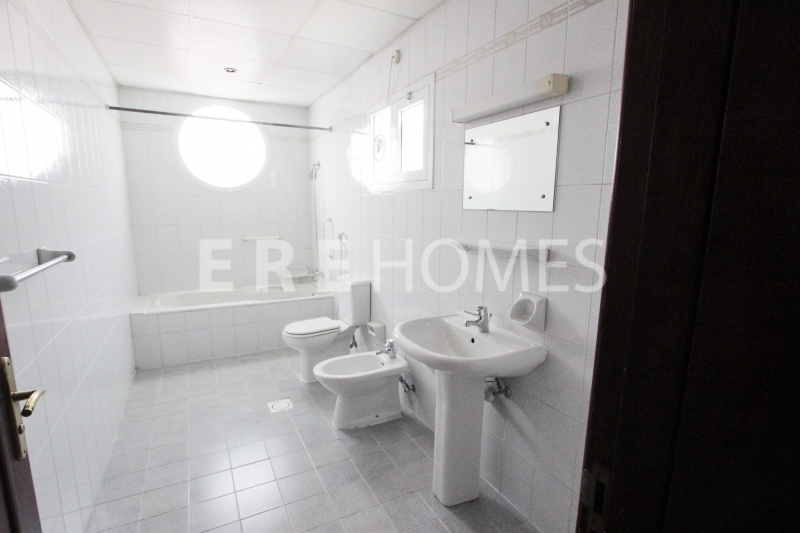 Big 4 Br Villa In Umm Suquiem 