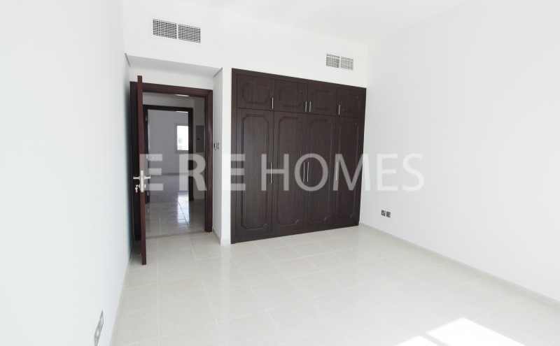 New To The Market-Townhouse In Victory Heights, Vacant On Transfer 