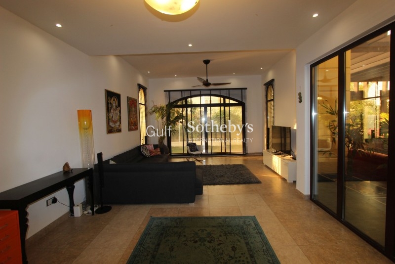 Exclusive 4br Single Row Corner Townhouse