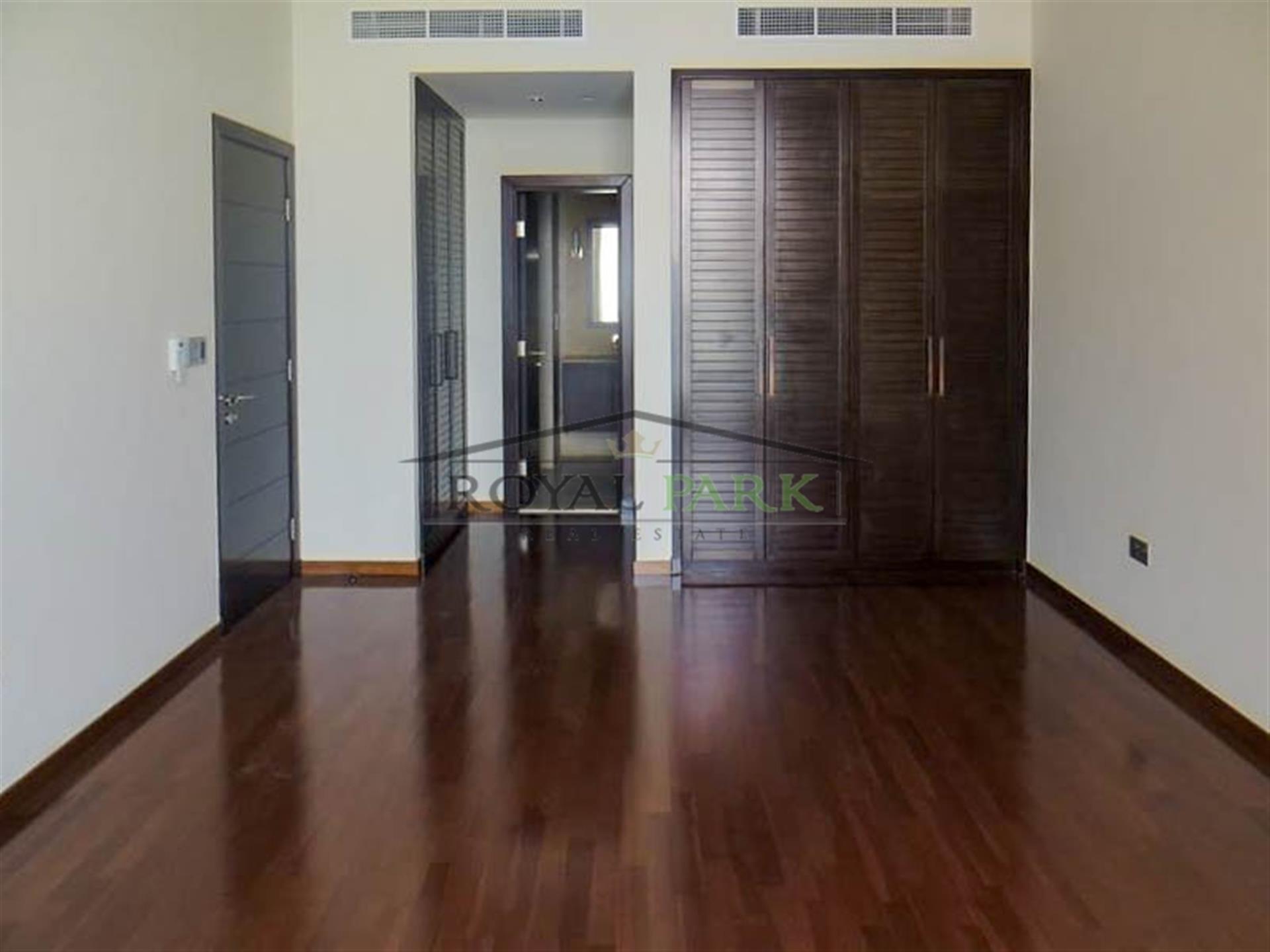 Tiara 1 Br Vacant With Sea Yard View