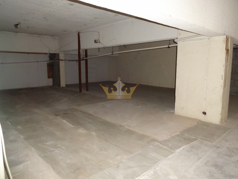 Ready Showroom In Bur Dubai Area, 4 Cheques