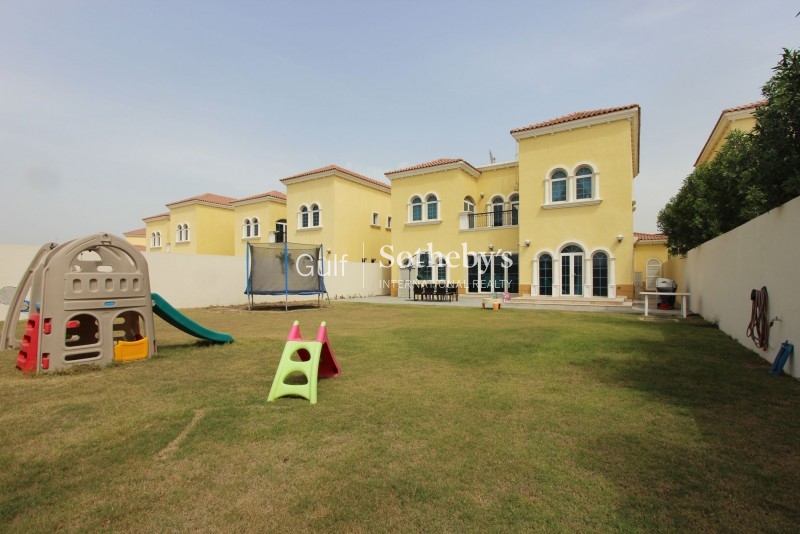 Upgraded 3 Bedroom Single Row District 5