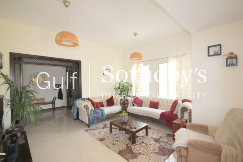 Mutliple Chqs! Stunning And Beautifully Upgraded And Ready To Move In. Er R 11048