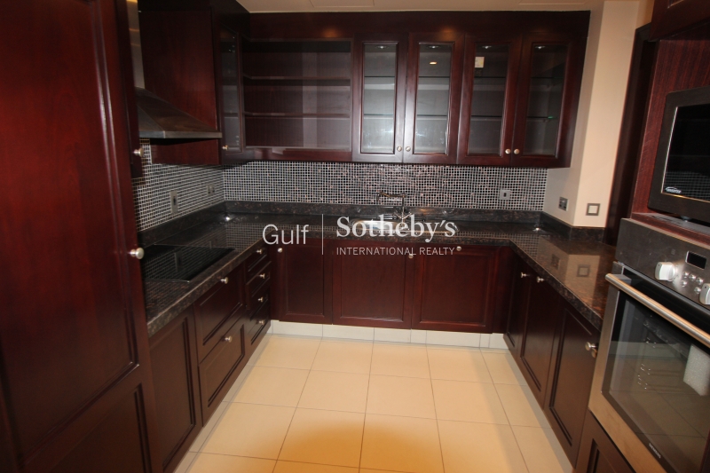 Al Reem 3, 2M Villa, 3 Bedrooms plus Study and Maids room. Available now 215K ER-R-5300