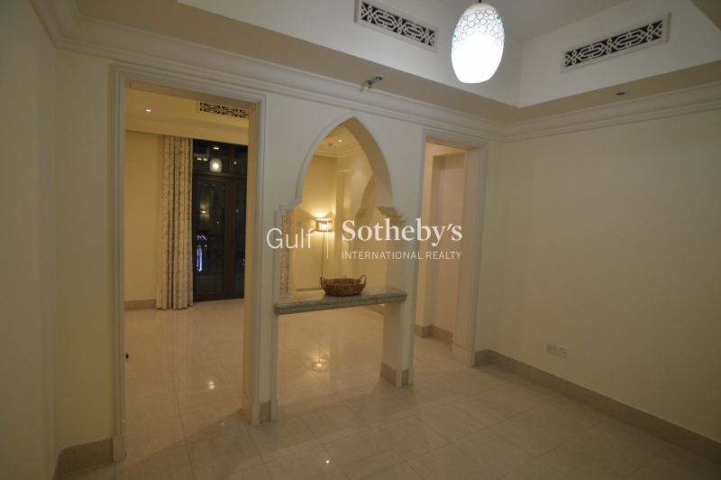 Golden Mile Town House Over 3 Floors-Er-S-2582