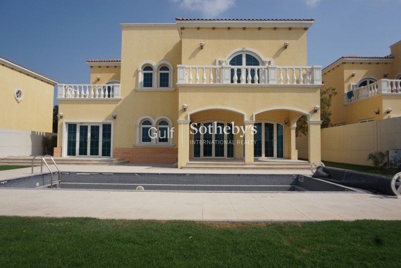 Immaculate Garden 5 Bedroom Single Row 