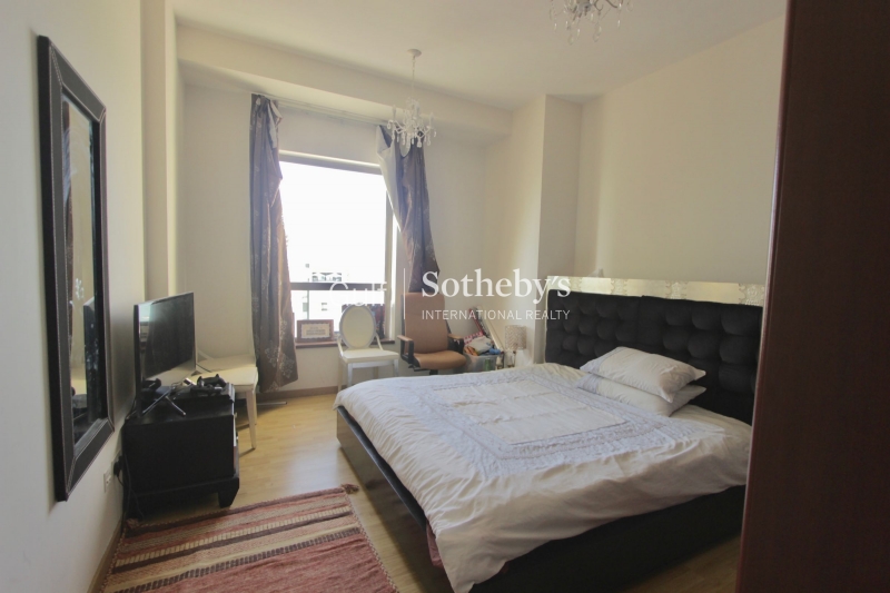 Unfurnished Upgraded Facing The Walk