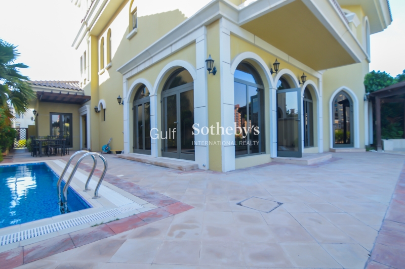 Vacant Atrium Entry 4 Bedroom Garden Home