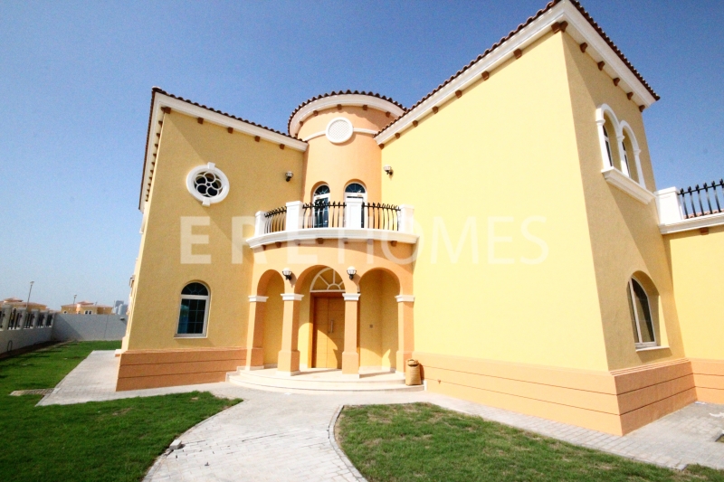 With Swimming Pool And Full Landscaping, Five Bedroom Villa Jlt Skyline View Er R 14926