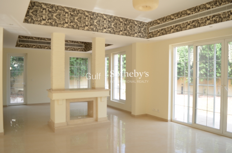 Superb Price 2 Bedroom Spacious Apartment Executive Tower Business Bay Dubai Er R 13819