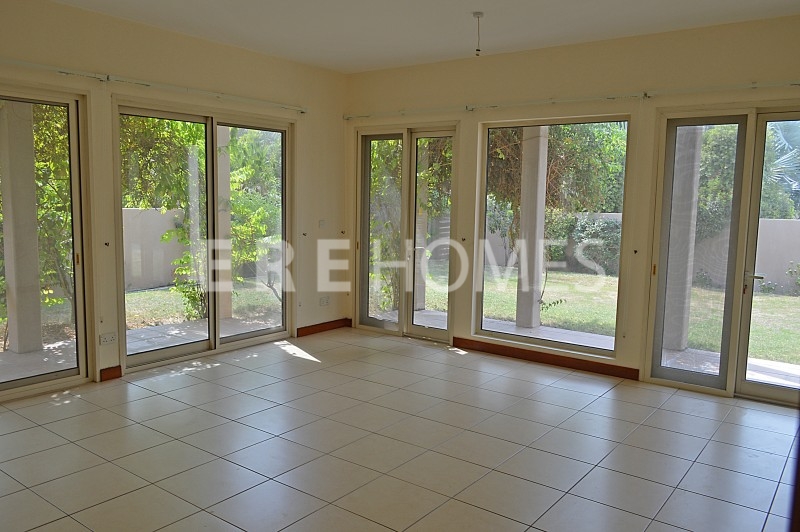 Priced To Sell!! Regional Five Bedroom Family Villa In A Quiet Location Er-S-4179
