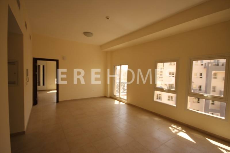 1 Bedroom Closed Kitchen Corner Unit With Large Balcony. Inner Circle With Community View. 830k &amp; Vacant Er S 6022