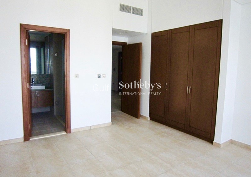 Immaculate Mid Floor 2 Bed Big Balcony 