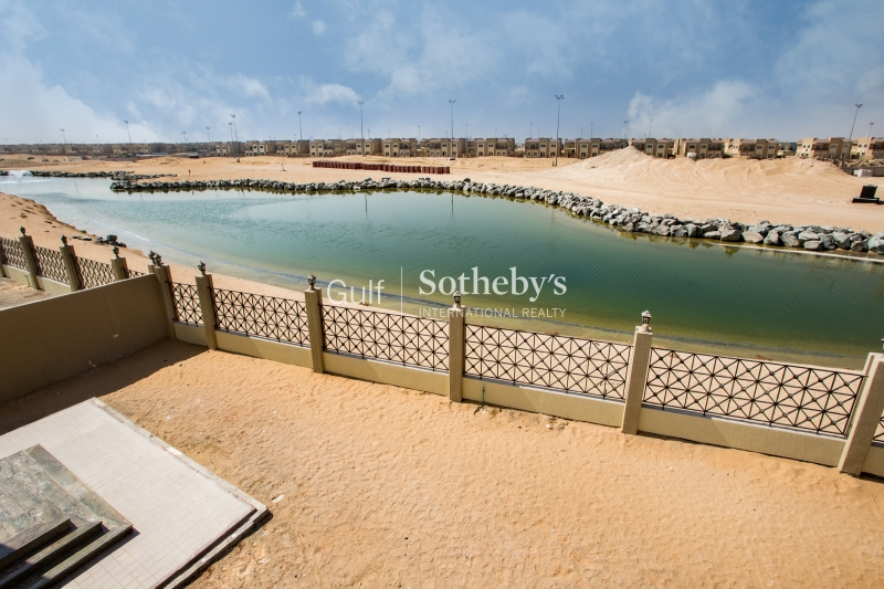 Large Independent Villa With Lake Views