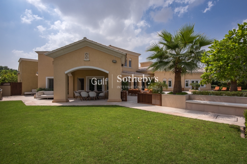 Two Bedroom Independent Villa In A Quiet Location Close To Parks In District 8. Mediterranean Style. Er S 7354