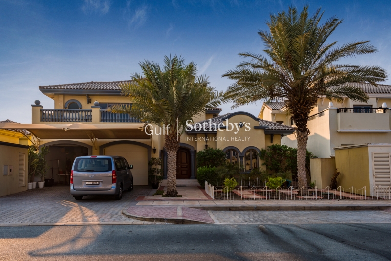 Upgraded 4 Bed Grand Foyer Garden Home