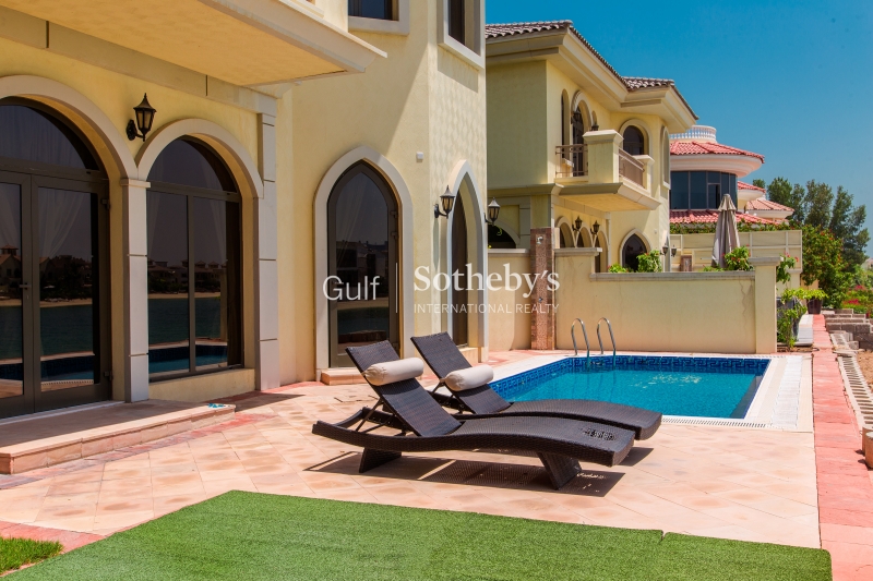 Vacant Immaculate Atrium Entry Garden Home