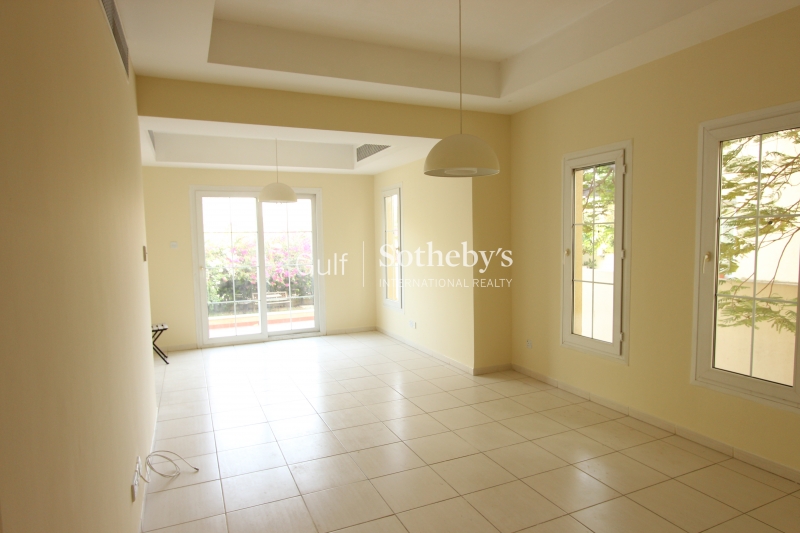 Beautiful 5 Bedroom Villa With Landscaped Garden And Temperature Controlled Pool. Vacant End July. Er R 11258 