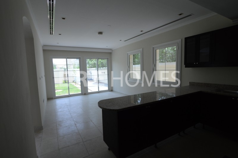 Aed 400,000. Fully Upgraded Villa With Full Lake View, Private Pool And Covered Parking. Available October 2014 Er R 10230