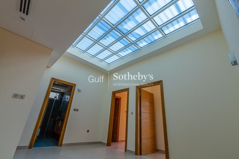 Beautiful Two Bedroom Apartment With Full Marina Views. Er R 8408
