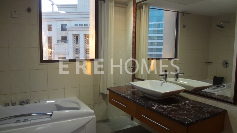 Ere Homes Offer For Sale This Vacant 3 Bed Apartment With Full Marina Views And Large Balcony In Marina Tower. Well Priced And An Ideal Home Or Investment. Er S 5114