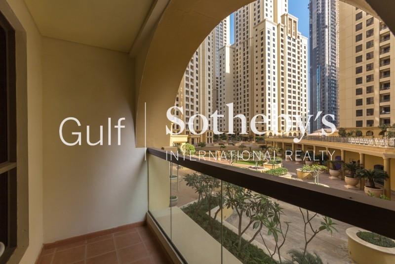 Large 3 Bedroom Apartment With Pool View