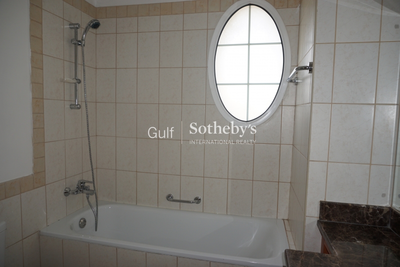 Large 2 Bedroom With Skyline View From All Rooms Er S 7456