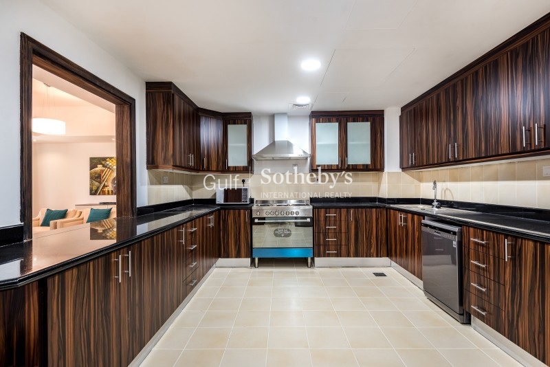 Half Floor Home With Panoramic Sea Views