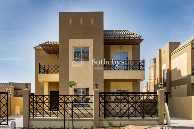 Large Independent Villa With Community Views