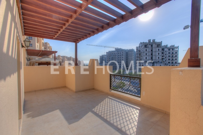 Large 2 Bed With Balcony, Vacant, 1.1m