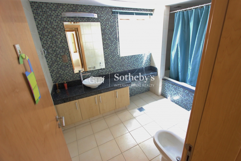 Unfurnished, Low Floor, Large 1 Bedroom Er R 12300