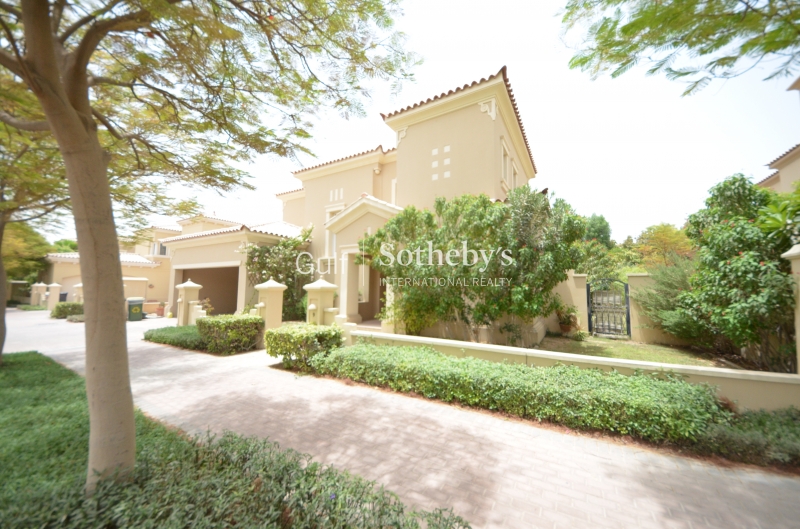Stunning 4 Bedroom Villa With Large Gardens