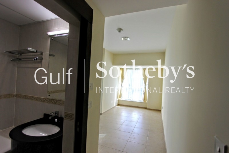 Stunning Three Bedroom Apartment In The Fairways. Er S 7431 