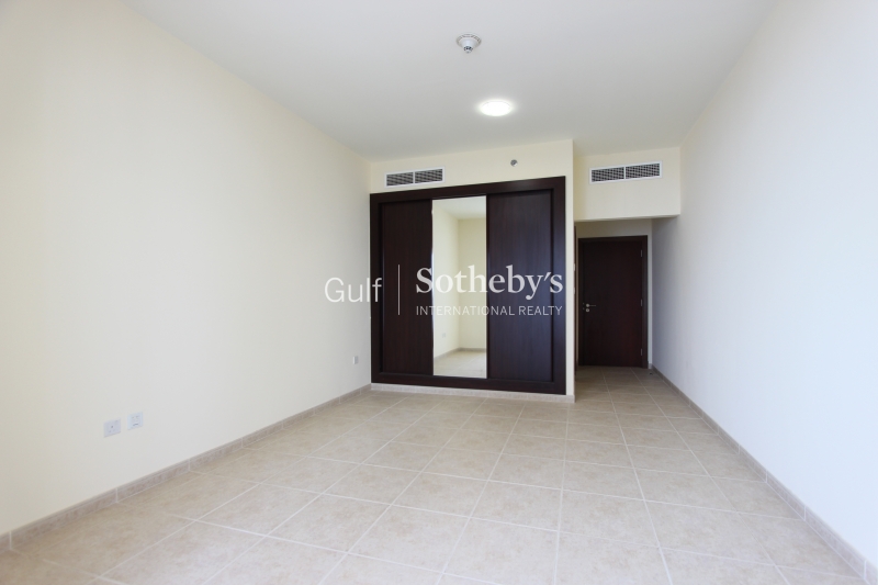 Large 2 Bed,amazing Views And Up To 4 Cheques-Motorcity