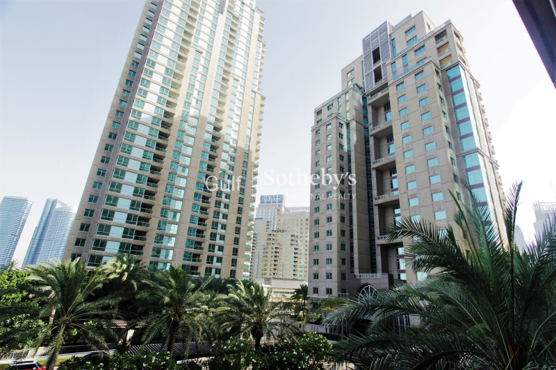 Spacious And Bright 3 Bed With Pool View