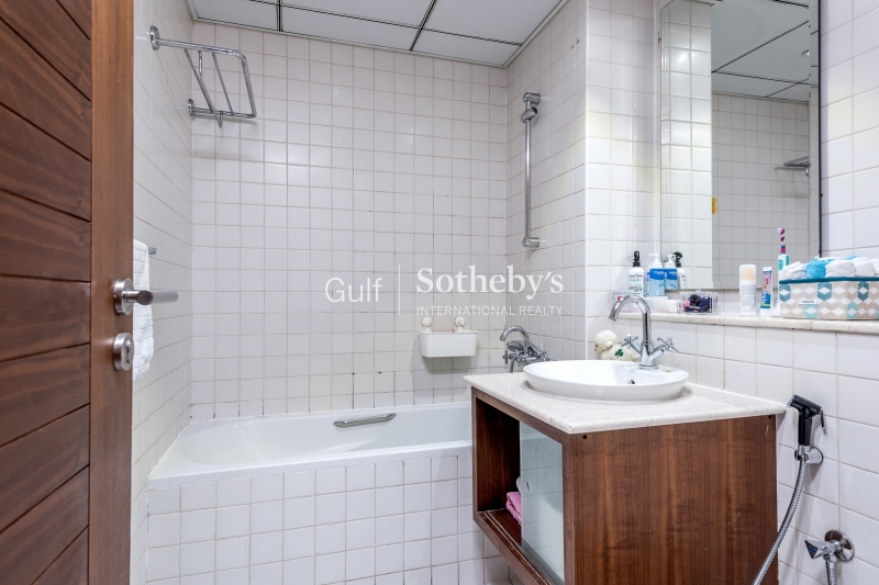 Beautiful 3 Bed With Pool View