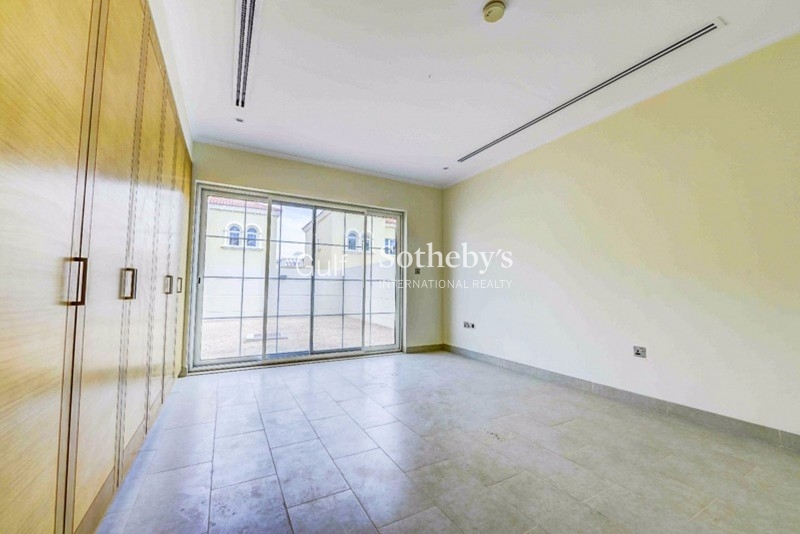 Spacious Two Bed Plus Study In The Greens