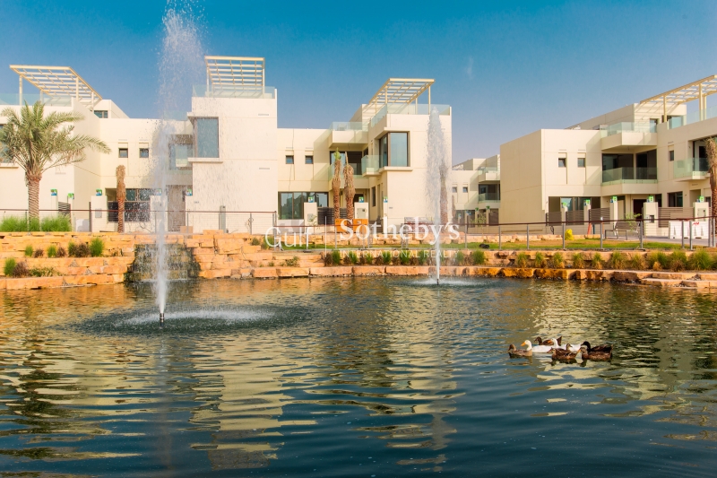Palm Jumeirah Beach Side Of Shoreline Apartments Ere Homes Offer Another Great 2 Bedroom Plus Maids For Rent Overlooking The Sea Er R 10585