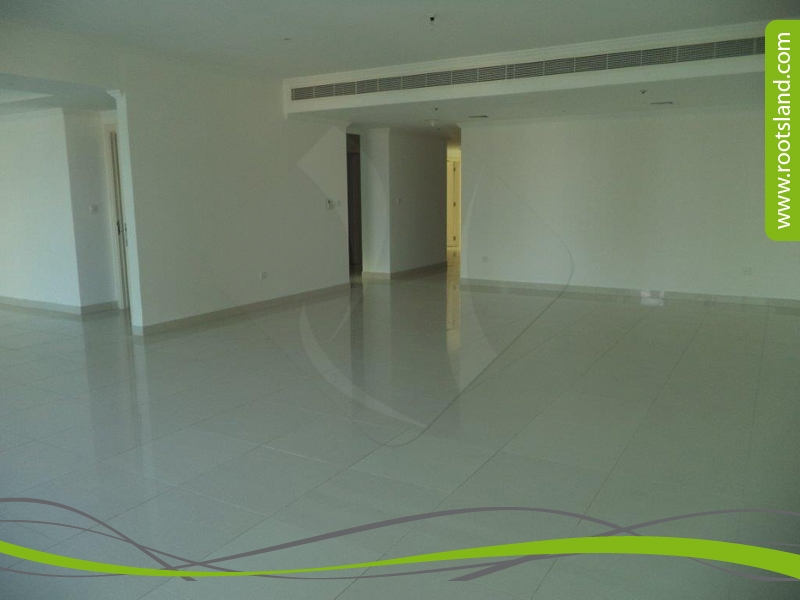 Spacious Apartment With Lake View Ready To Move In