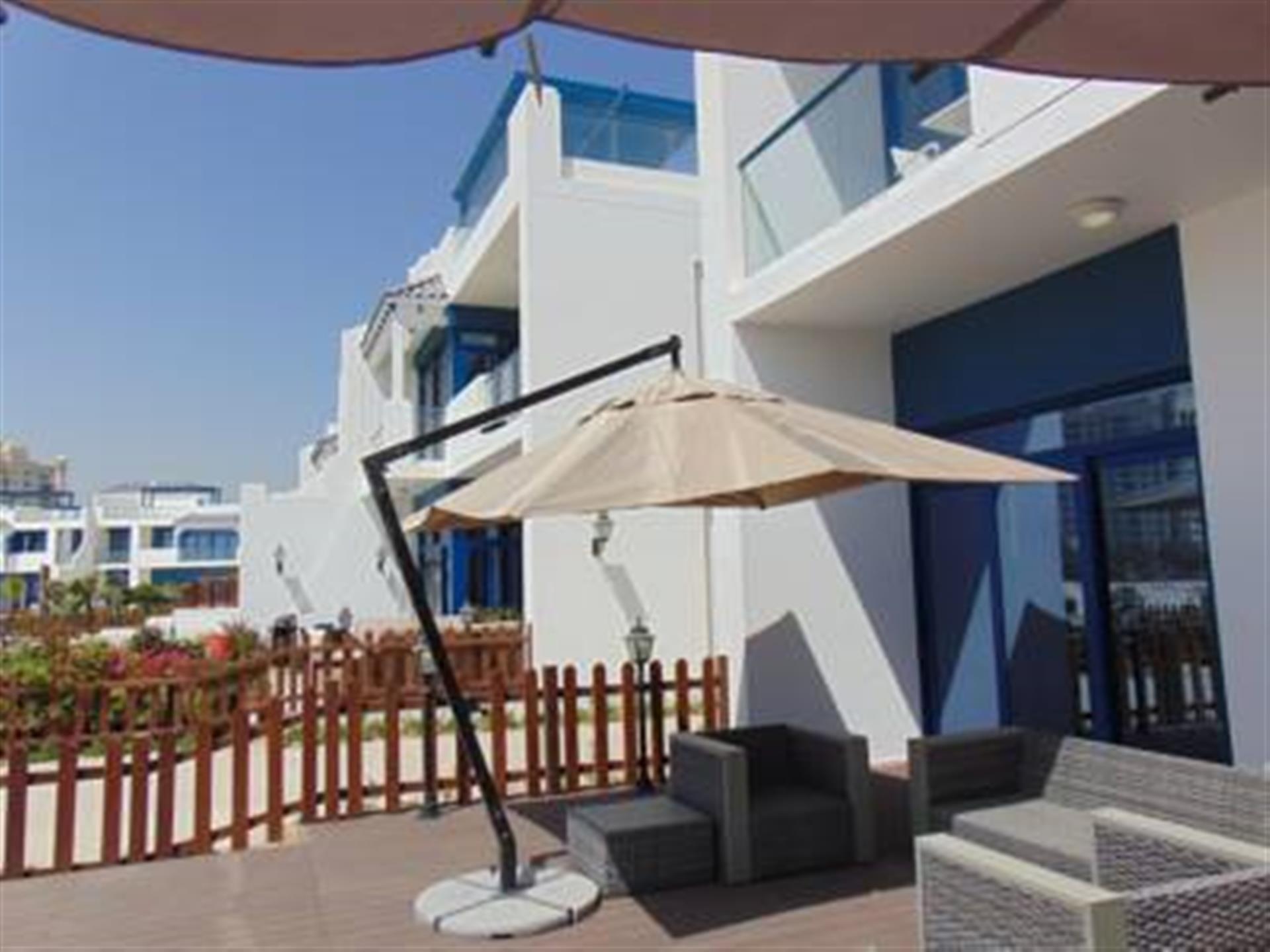 Nicely Priced 4 B/r Vacant Townhouse With Sea Pool View