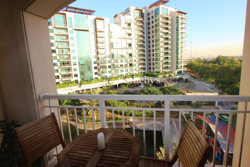 Bright 1 Bed With Lake View-Well Maintained
