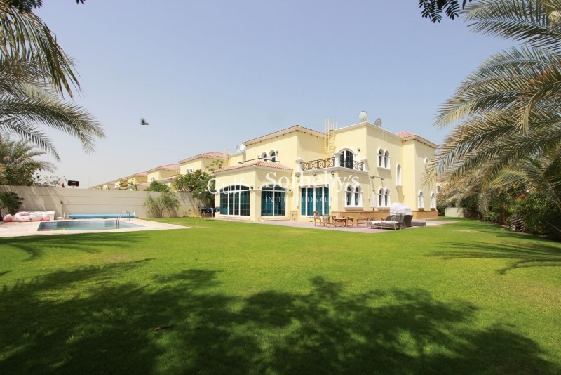 Immaculate Upgraded 4 Bed Corner Plot