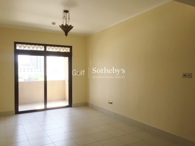 Bright One Bedroom-Old Town-Vacant