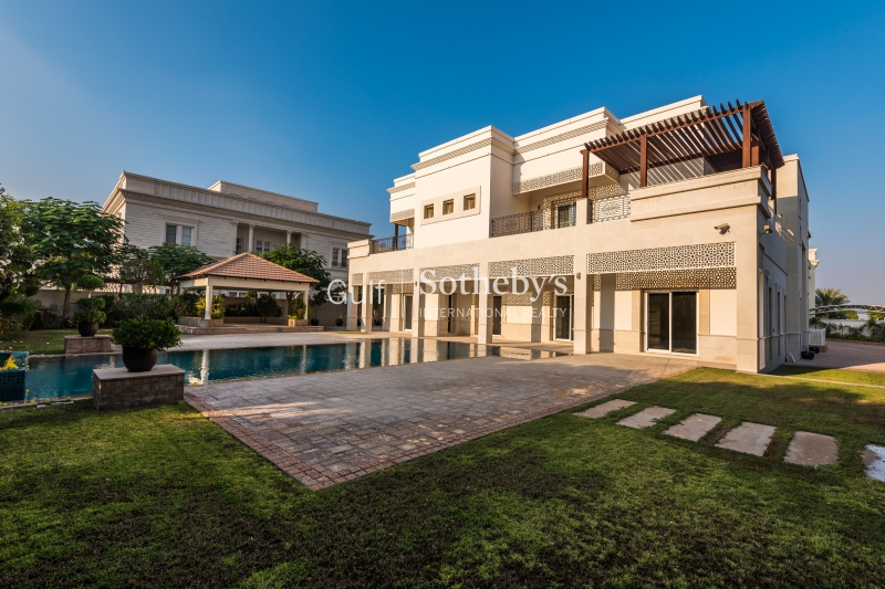 Exceptional Five Bedroom Villa In Jumeirah Park