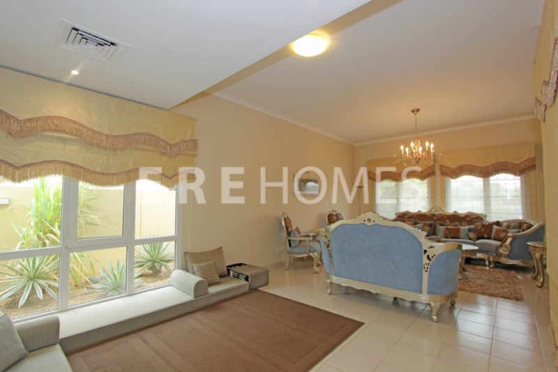 Huge Five Bedroom Villa With Pool And Large Plot In Established Courtyard. Er R 11854